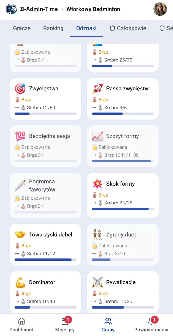 Ekran aplikacji: półka odznak gracza ze zdobytymi stopniami i postępem do kolejnych